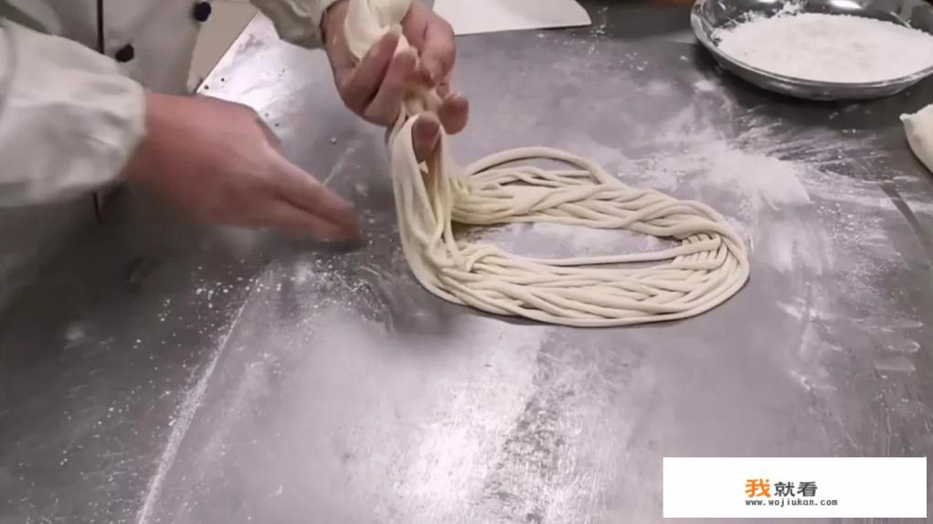 盐碱拉面怎么搓？