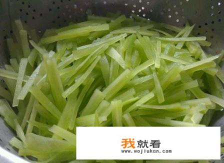 谁能告诉我凉拌莴笋怎样做才又脆又好吃？