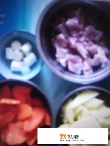 萝卜土豆炖排骨的做法，萝卜土豆炖排骨怎么做？