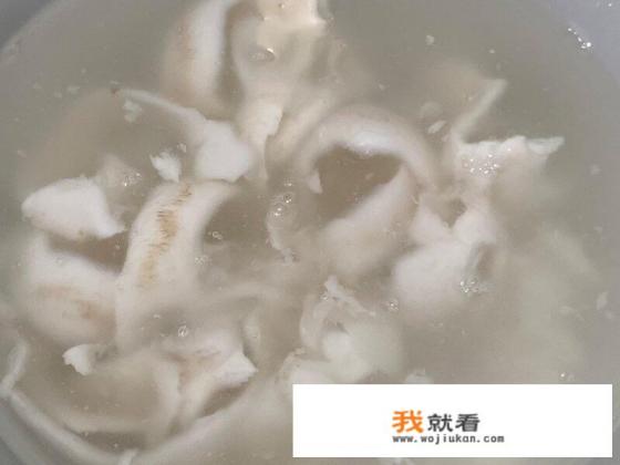 椰青肉炖鸡怎么做好吃，椰青肉炖鸡的家常做法？