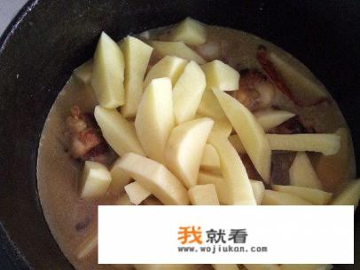 鸡翅根炖土豆怎么做？