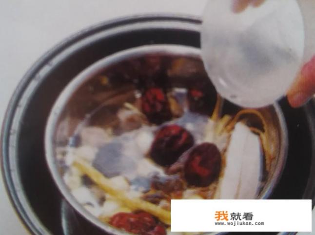 炖乌鸡汤的做法？