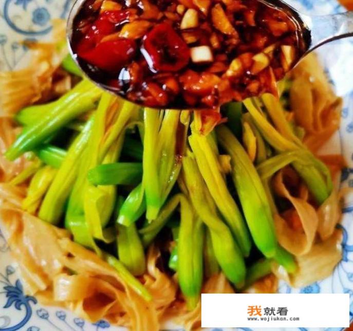 凉拌黄花菜的家常做法是什么?放木耳，花菜可以吗？