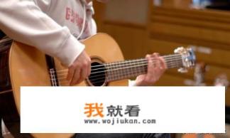 如何正确使用调音器给吉他调音？