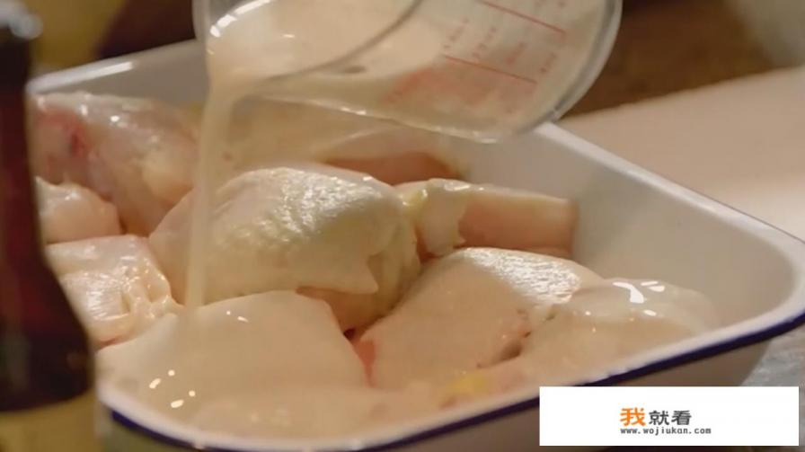 女朋友说好饿想吃炸鸡腿是什么意思？
