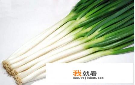 除了葱炒鸡蛋，腌葱以外，还有什么以葱为主的家常美食做法？