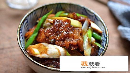 除了葱炒鸡蛋，腌葱以外，还有什么以葱为主的家常美食做法？