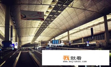 想买化妆品和名牌，在香港市区买和机场免税店买，有什么区别吗？