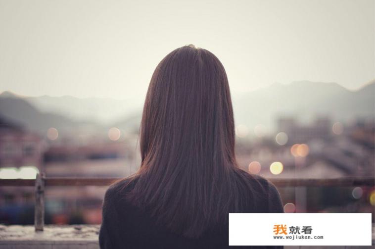 宾得da21室内拍人像用什么镜头？
