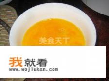 红洋葱炒鸡蛋会变黑是什么原因呢？