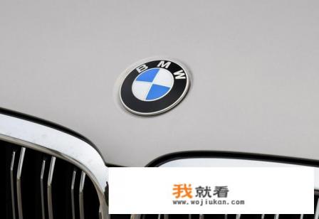 宝马车标是什么材料做的？