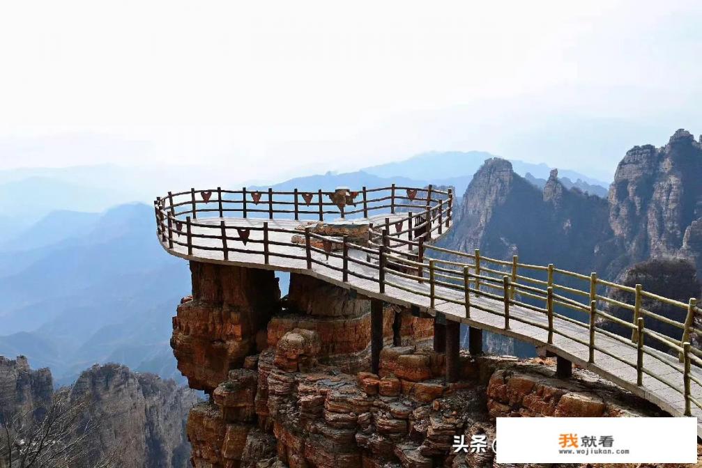我想和朋友年底从衡水去保定自驾游，求旅游线路和攻略，白石山和狼牙山哪个更值得去？