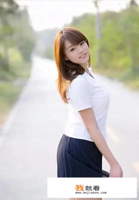 在智联招聘网站上投简历是直接申请职位的好还是发到那个公司提供的邮箱好呢？