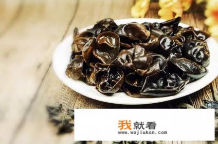 韭菜跟木耳一起吃会中毒吗？
