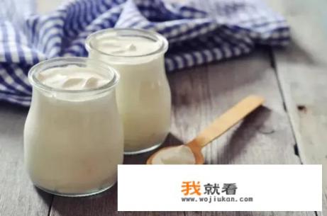 纯牛奶和酸奶哪个营养更好？