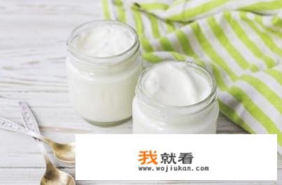 纯牛奶和酸奶哪个营养更好？