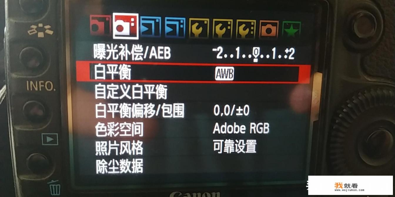 拍摄头盔，战术背心，包包等战术周边用佳能什么机型以及镜头好？