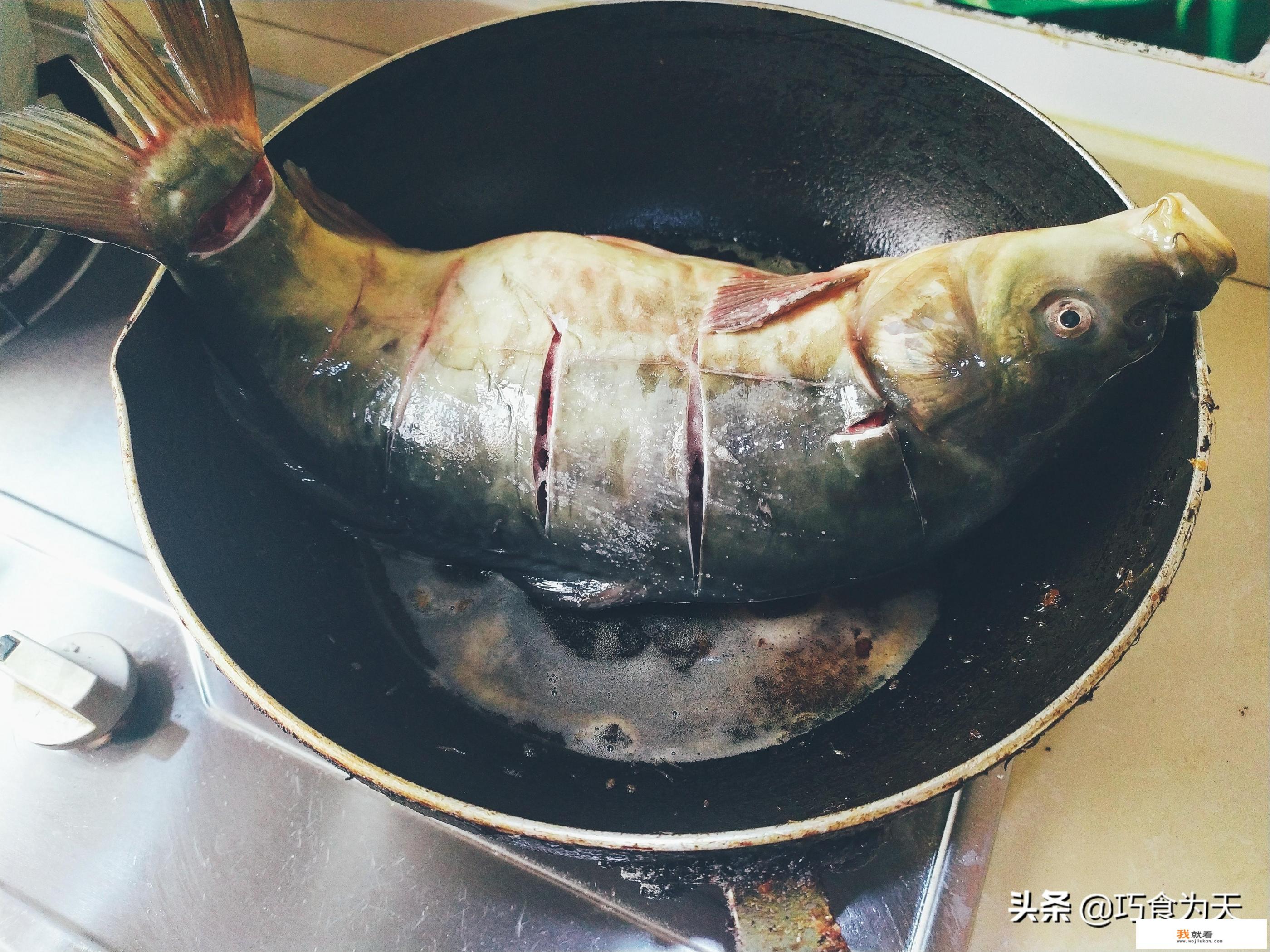 怎样煎咸鱼不粘锅不掉皮？