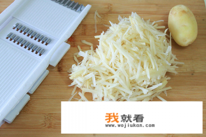 李大妈店里的锅一次能煎10个土豆饼，两面都要煎，每面要3分钟，现在客人点了15个土豆饼，要求李大妈？