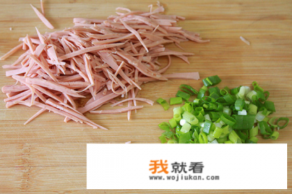 李大妈店里的锅一次能煎10个土豆饼，两面都要煎，每面要3分钟，现在客人点了15个土豆饼，要求李大妈？