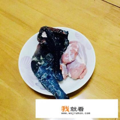 炖乌鸡汤放什么材料好？