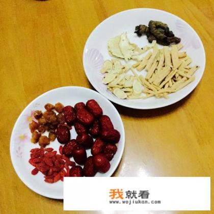 炖乌鸡汤放什么材料好？