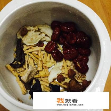 炖乌鸡汤放什么材料好？