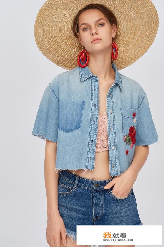 毛边短款牛仔裤，搭配什么样的上衣，可以展示出清纯浪漫的个性？