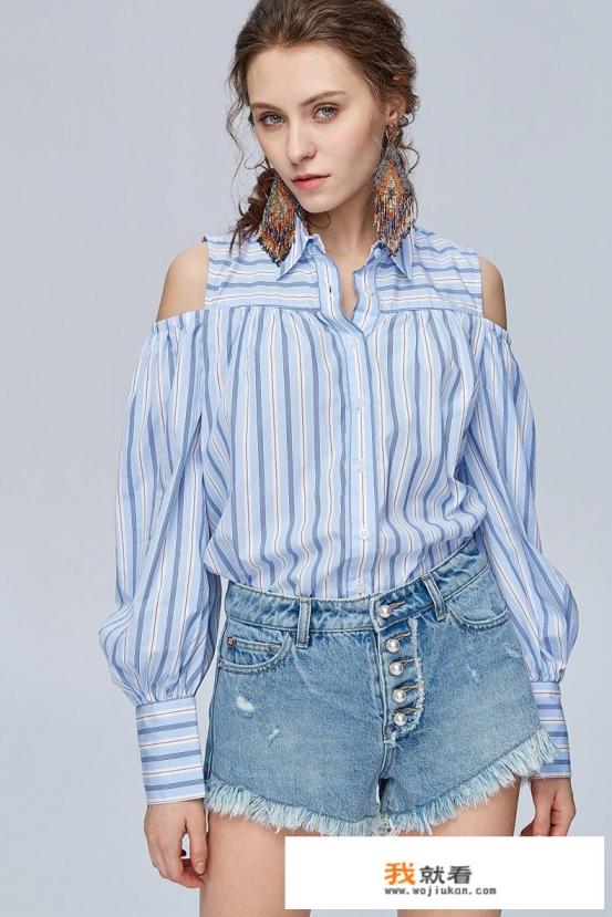 毛边短款牛仔裤，搭配什么样的上衣，可以展示出清纯浪漫的个性？