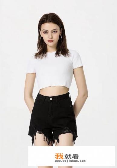毛边短款牛仔裤，搭配什么样的上衣，可以展示出清纯浪漫的个性？
