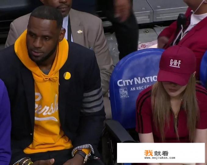 湖人、快船同城德比,坐在詹姆斯身边的亚洲金发美女是谁?有什么来头呢? 湖人、快船同城德比,坐在詹姆斯身边的亚洲金发美女是谁?有什么来头呢?