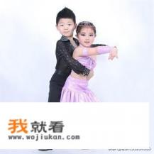未成年跳拉丁性感热舞合适吗？跳舞就跳舞，能否把衣服穿好？
