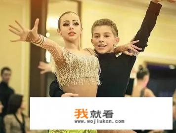 未成年跳拉丁性感热舞合适吗？跳舞就跳舞，能否把衣服穿好？