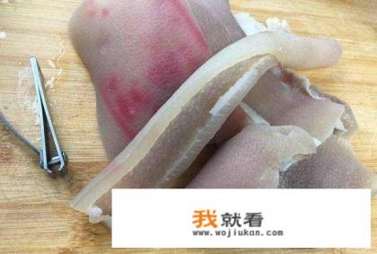 农村杀年猪时,敲掉的“猪趾甲”也有人捡回家,有什么用处吗? 农村杀年猪时,敲掉的“猪趾甲”也有人捡回家,有什么用处吗?