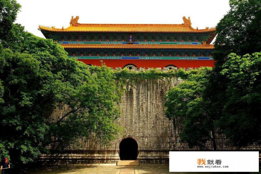 以十三陵为例，简述我国古代陵寝的布局？