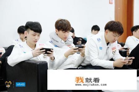 网曝某战队将阵容大变,网友猜测QG.Fly将走中路,和伪装互换位置,可能性大吗? 网曝某战队将阵容大变,网友猜测QG.Fly将走中路,和伪装互换位置,可能性大吗?