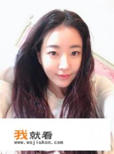 她看上去和她妹妹一样年轻。(look,as…as…)译成英语? 她看上去和她妹妹一样年轻。(look,as…as…)译成英语?