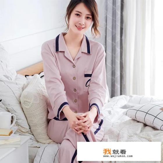 她看上去和她妹妹一样年轻。(look,as…as…)译成英语? 她看上去和她妹妹一样年轻。(look,as…as…)译成英语?