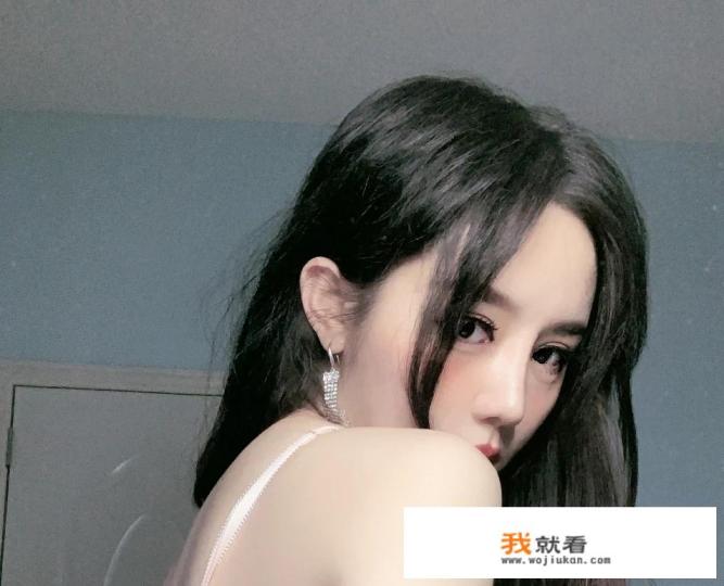新秀女主播忘关摄像头，换衣服画面被曝光，官方快速出手封禁直播间，如何评价？