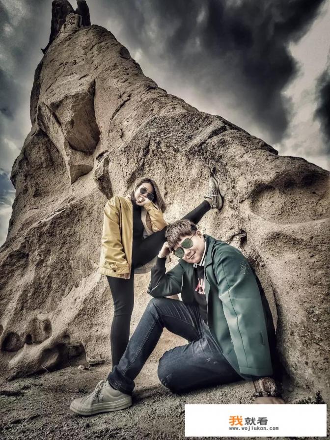 一些游客喜欢抢着在景点的大石头旁拍照，这是什么原因？