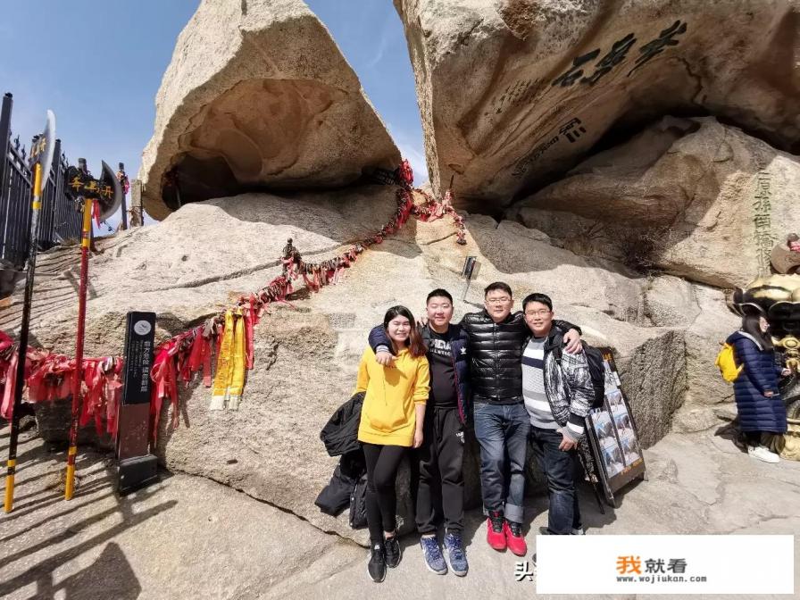 一些游客喜欢抢着在景点的大石头旁拍照，这是什么原因？