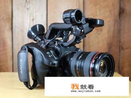 肩扛式摄影机和带稳定器的单反对比,哪个拍微电影更稳? 肩扛式摄影机和带稳定器的单反对比,哪个拍微电影更稳?