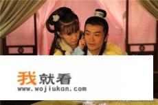 求一部电视剧的名字。90年代的一部古装武侠电视剧，里面的轻功特别牛X，人都是双腿分开在天上飞的？