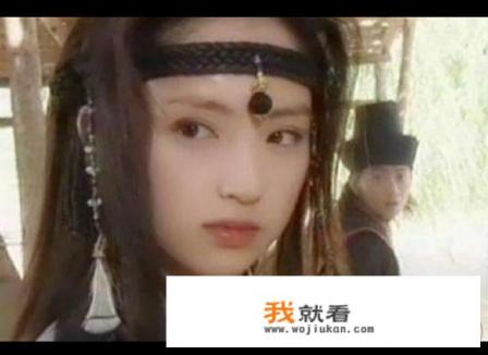 求一部电视剧的名字。90年代的一部古装武侠电视剧，里面的轻功特别牛X，人都是双腿分开在天上飞的？