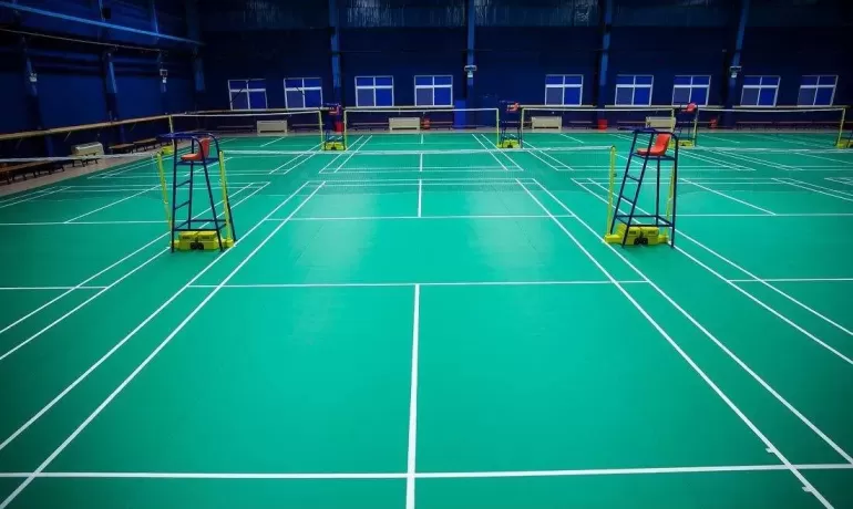 羽毛球赛上需要使用的器材有哪些呢？