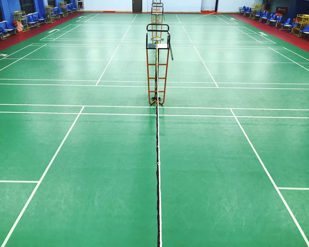 羽毛球赛上需要使用的器材有哪些呢？