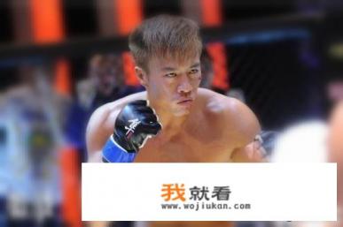 电影《新警察故事》中和成龙打赌比武的那人叫什么？还拍过什么？