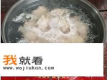 怎样用微波炉把隔夜的炸鸡腿加热后表面脆皮不软化?我常吃鸡器人炸鸡，剩下的扔掉太浪费？