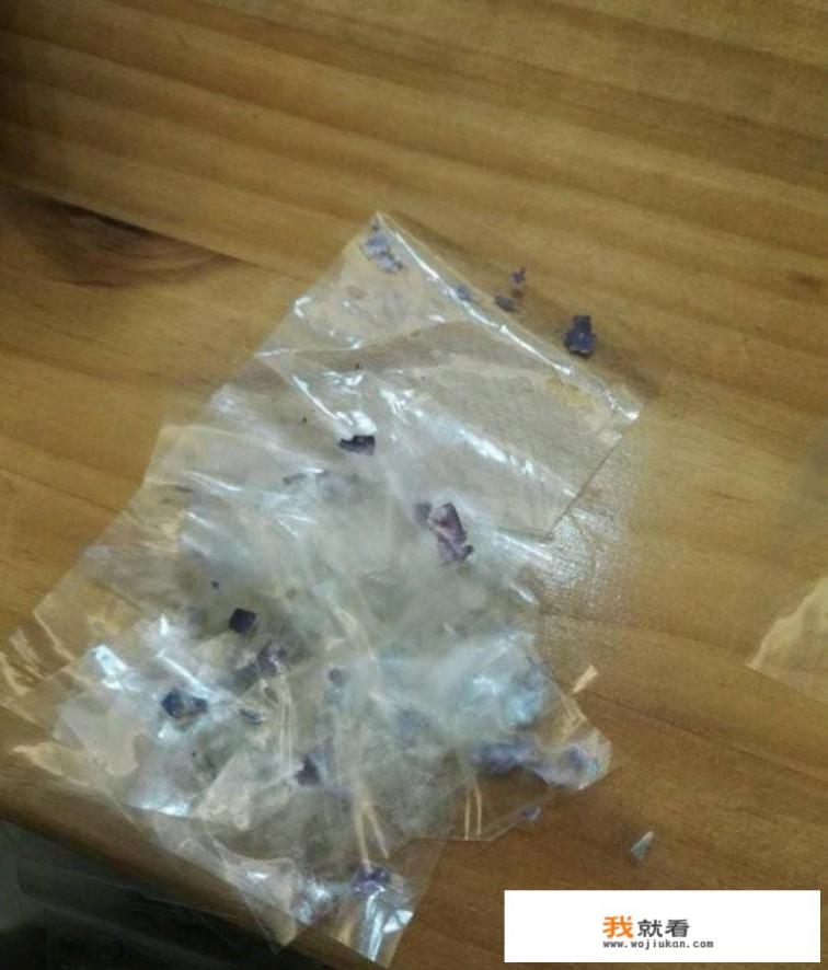 ps怎么去除彩色背景红色的章? ps怎么去除彩色背景红色的章?