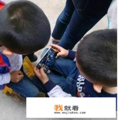 小孩读6年级吵着问我要手机,我到底该不该给他买? 小孩读6年级吵着问我要手机,我到底该不该给他买?